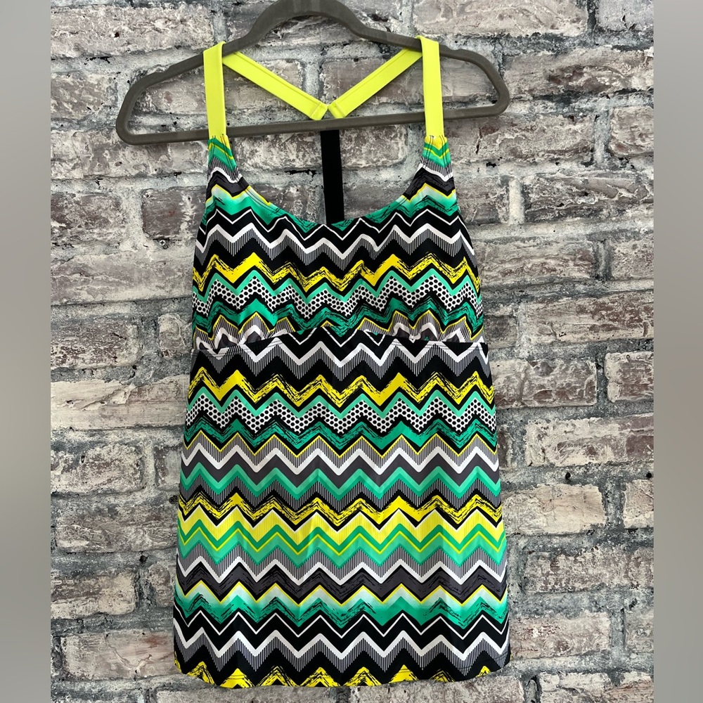 Vibrant colored swimsuit top in excellent like new condition with Removable pads